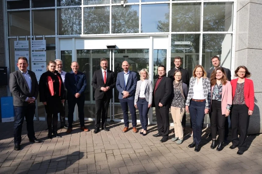 Mitarbeitende des ZEFAS mit Martin Dulig (Staatsminister für Wirtschaft Arbeit und Verkehr) zur ZEFAS-Eröffnung