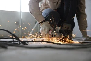 sprühende Funken bei Arbeit mit Flex