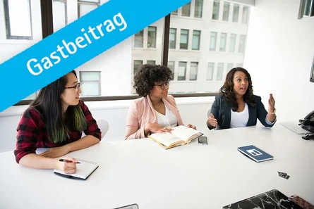 drei Frauen diskutieren im Arbeitskontext