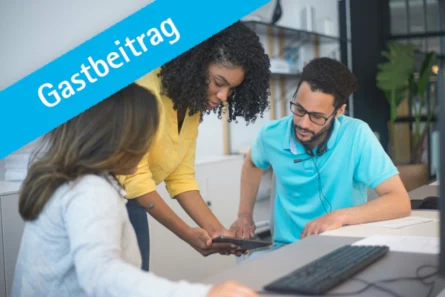 Gastbeitrag Menschen im Tisch schauen gemeinsam auf ein Tablet