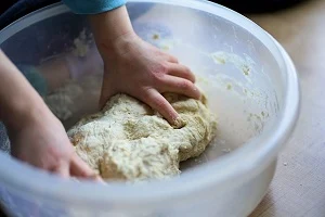Teig wird in Schüssel geknetet